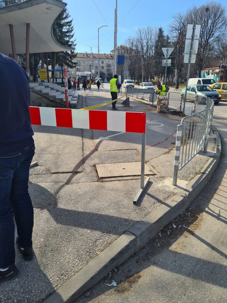 Ограждане на участъка: движението минава на сантиметри от изкопа.