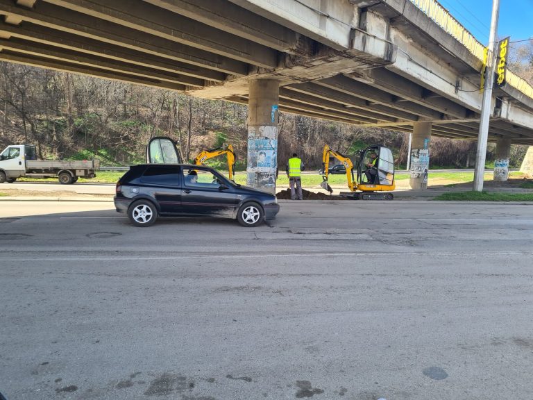 Багерът под надлеза.