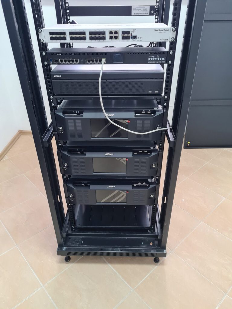 Първият рак в сървърното — комутатори и UPS, март 2021.
