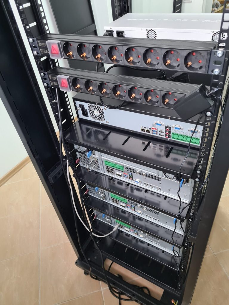 PDU-та и комутаторите в 42U шкафа.