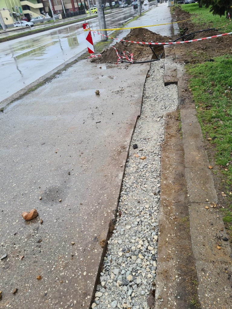 Готов участък: тръбата е долу, отгоре чакъл, утре плочки.