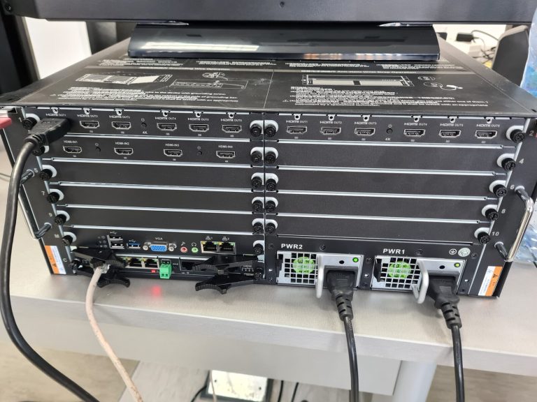 Гърбът на рекордера: HDMI изходи и двойно захранване.