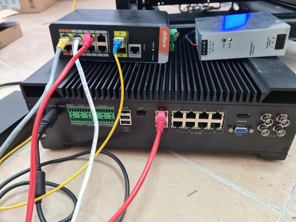 Индустриалният PoE комутатор PFS4210-8GT-DP със SFP модула, на масата преди монтаж.