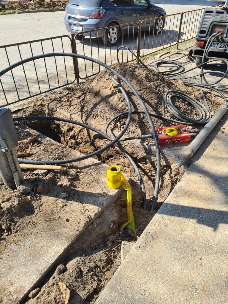 HDPE тръбите излизат при стълба; захранването е в отделен ръкав.