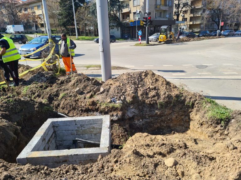 Шахта на кръстовище: оттук тръгват тръбите към стълбовете.