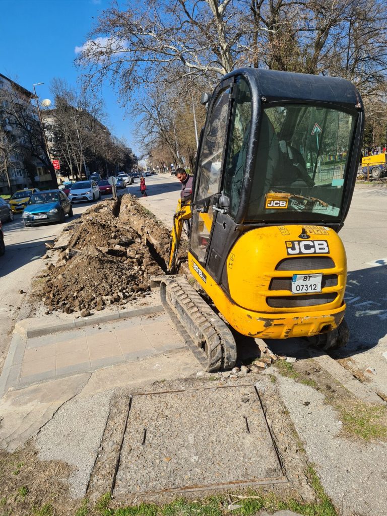 Багерът срещу тротоара — кой ще отстъпи.