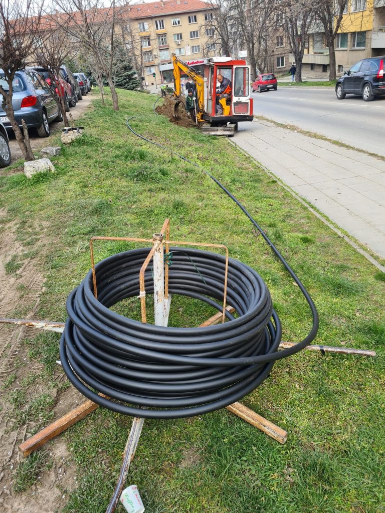 Рулон HDPE тръба на тревата. Около 12 километра от тези минаха под и покрай града.