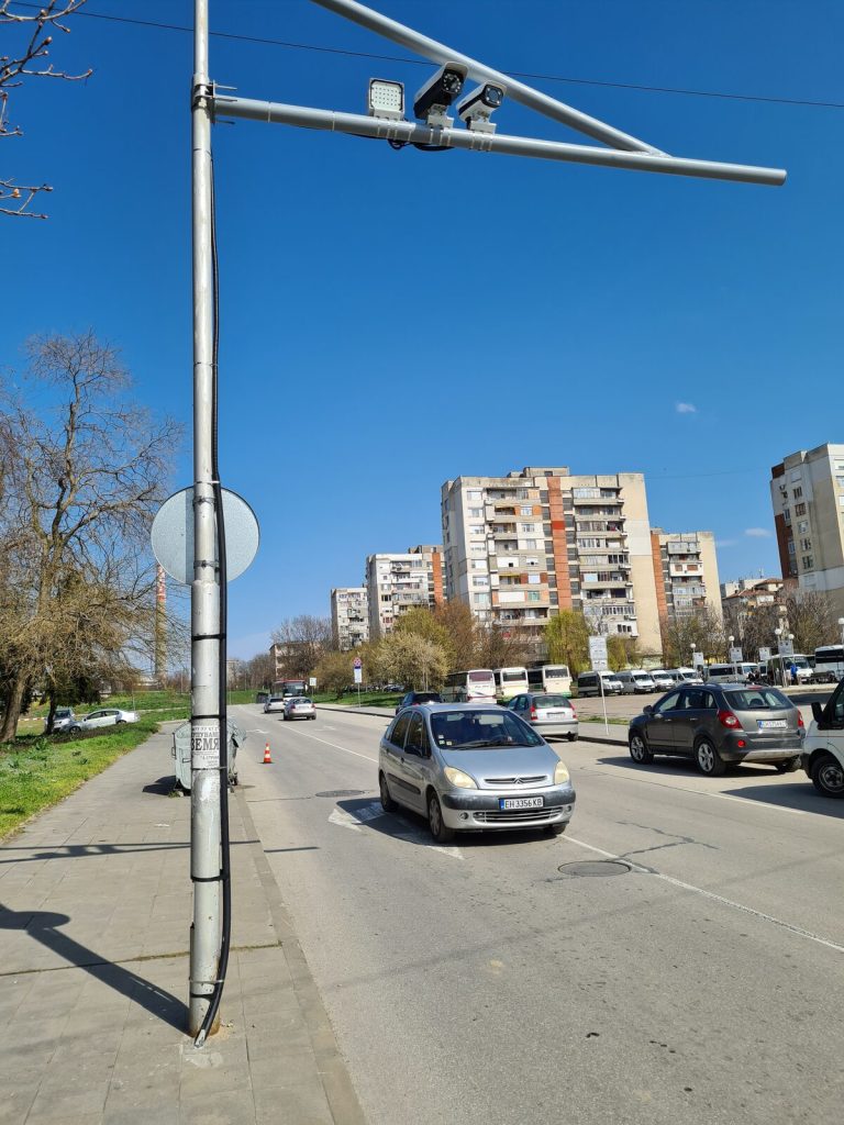 Готов стълб с рамо над платното — камерата за номера застава на края му.