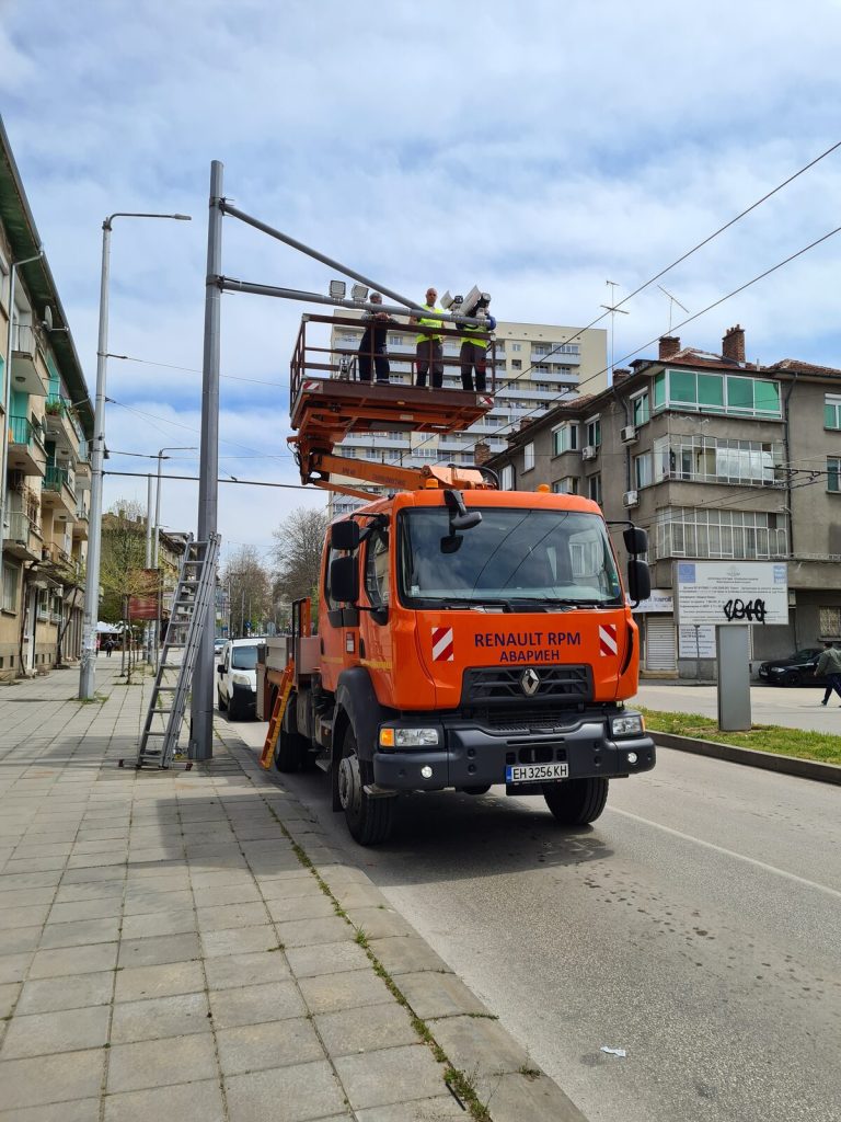 Оранжевата вишка на Тролейбусен транспорт под контактната мрежа.